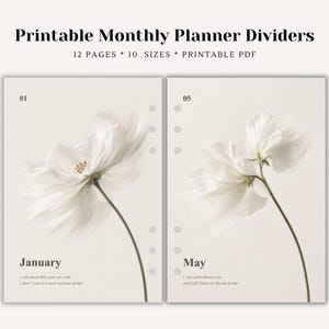 Può includere: Divisori per agenda mensile stampabili con 12 pagine e 10 dimensioni in formato PDF. Il design mostra due pagine color bianco sporco con illustrazioni di fiori bianchi, i mesi di gennaio e maggio e brevi didascalie sotto ogni nome del mese.