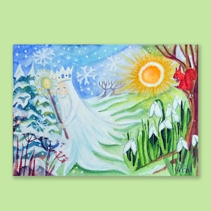 Könnte beinhalten: Aquarellmalerei, die einen Übergang vom Winter zum Frühling darstellt. Eine weiß gekleidete Figur mit Krone und Stab steht zwischen einem verschneiten Wald und einer sonnigen Wiese mit Schneeglöckchen. Ein rotes Eichhörnchen sitzt in einem Baum.