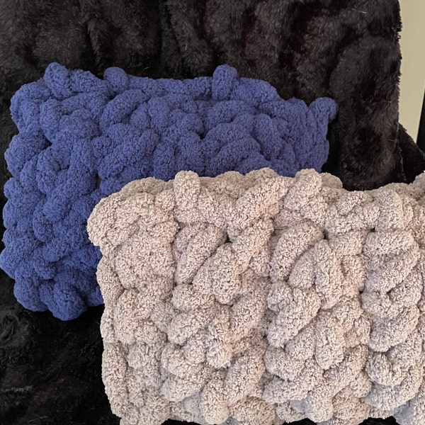 Small Chunky Throw Pillow- PATTERN- Finger knitting