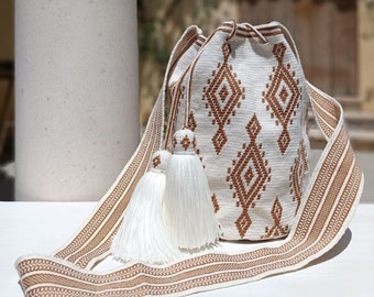 Wayuu mochila bag of a unique thread, handmade by Arelis Pana and Maria Angel Jusayu. Traditional design. Unique creation. premium quality
