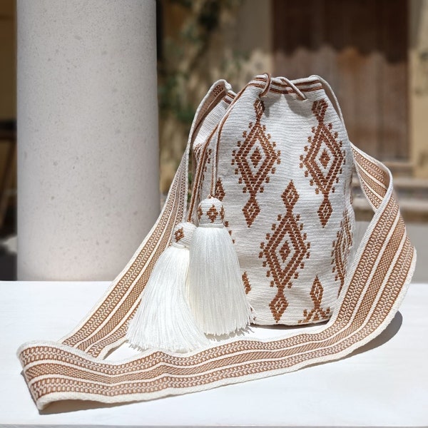 Wayuu Mochila-Tasche aus einzigartigem Garn, handgefertigt von Arelis Pana und Maria Angel Jusayu. Traditionelles Zeichnen. Einzigartige Kreation. Premium Qualität