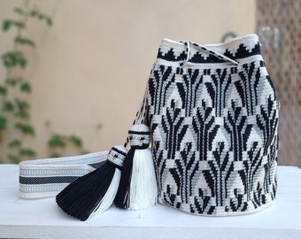 Wayuu mochila bag from Un Fil Unique, size Medium/Large. Traditional Wayuu design in black, silk silver gray and white. Premium Quality