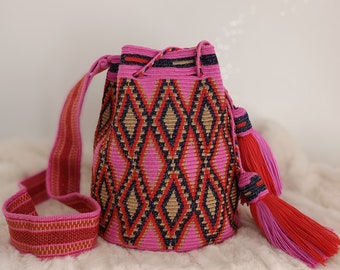 Wayuu mochila bag in single thread, perfect medium size. Traditional wayuu design in pink, red and subtly shiny camel gold thread.