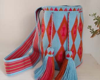 Wayùu mochila bag in a single thread, Traditional Wayùu Design, symbol of femininity. Sublime colors, caramel on a light blue background.