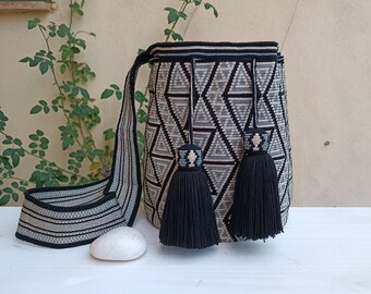 Wayuu mochila bag of a unique thread, luxury bag, unique model, traditional Wayuu design, Premium Quality