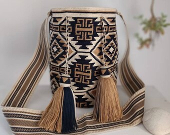 Wayùu mochila bag, ethnic bag made entirely by hand by Wayùu women of La Guajira, traditional brown and black Wayùu design.