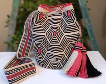 Wayùu mochila bag of a single thread, coral, black and beige color. Traditional Wayùu drawing. Premium quality