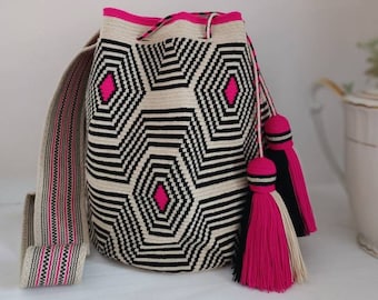 Wayùu mochila bag of a single thread, Traditional Wayùu design made in black and neon fuchsia on beige background.
