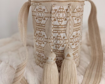 A real gem, Mochila Wayuu bag from Un Fil Unique. Traditional Wayuu design made in camel and white thread on a beige background.