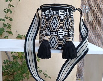 Mochila Wayuu bag, unique piece, handmade ancestral technique from a single thread, traditional Wayuu design in black, silver, white and beige gold.