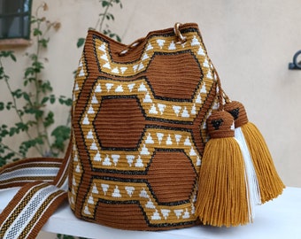 Sublime Mochila Wayuu bag from Un Fil Unique, perfect medium large size, Traditional Wayuu Design in black, mustard, brown and white.