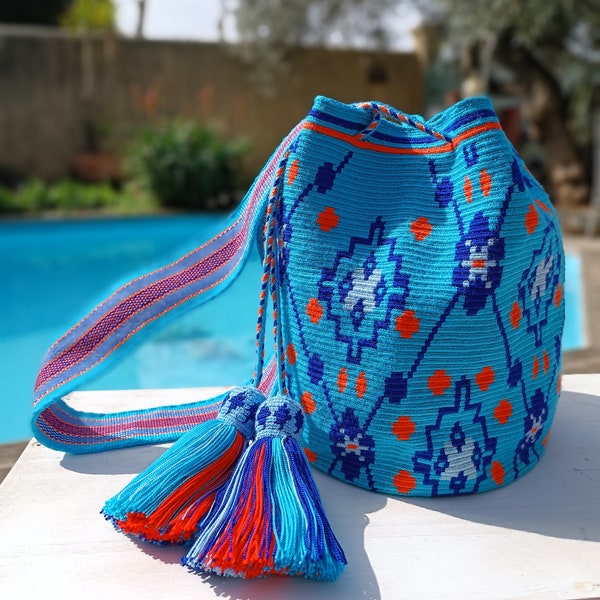 Sac mochila Wayuu de un fil unique. Handmade wayuu bag. Dessin Traditionnel Wayuu réalisé en bleu et orange. Qualité Premium.