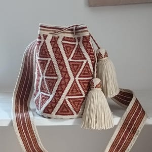 Wayuu-Tasche. Handgefertigtes Einzelfaden-Design. Authentische kolumbianische Boho-Tasche. Einzigartige, handgefertigte Umhängetasche.