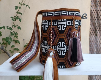 Wayuu mochila bag from Un Fil Unique. Unique piece by Arelis Pana, Maestra Wayuu of La Guajira in Colombia. Traditional Drawing. Luxury bag.