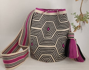 Wayùu mochila bag in a single thread, black, light beige and magenta color, Traditional Wayùu Design. Premium Quality