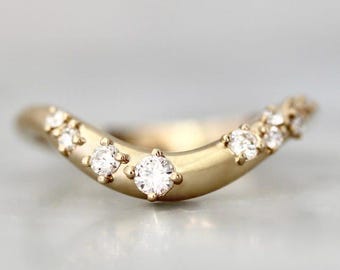 Anillo de compromiso apilable asimétrico con banda curva Orbit Diamond de oro de 18 quilates