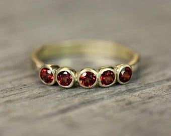 Delikatny pierścionek z granatem: zabytkowa obrączka ślubna ze złota 14k, kamień urodzinowy stycznia