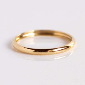 Puede incluir: Un anillo de banda simple y delgado de oro.