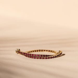 Peut inclure: Un bracelet en or avec une double rangée de pierres rouge rubis.