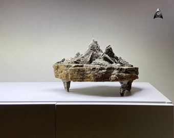 Suiseki aus natürlichen Steinen, die eine Bergkette imitieren.