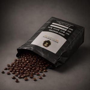 Op de afbeelding: Een zwarte koffiezak met het label House of Joseph Co. en een leeuwenlogo, waaruit donker gebrande koffiebonen vallen. Het etiket vermeldt een nettogewicht van 340g, met selectievakjes voor de branding en de maalgraad op de zwarte zak.