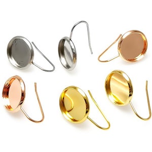 Può includere: Quattro paia di basi per orecchini con bezel rotondi in argento, oro e oro rosa.