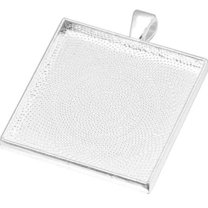 Puede incluir: Bandeja cuadrada de plata para colgante con superficie texturizada. La bandeja está diseñada para usar con resina u otros materiales de artesanía.