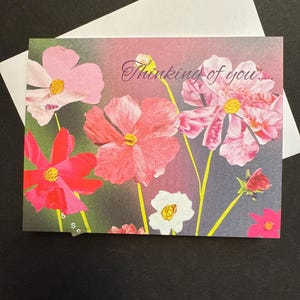 Cartão de notas de flores cosmos Thinking of You, cartão impresso dobrado em branco de arte de colagem de papel reciclado. Lindo cartão de simpatia de flores silvestres.