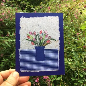 Biglietto di auguri con tulipani rosa in un vaso blu. Stampa piegata vuota di arte popolare originale con tecnica mista. Biglietto per giardiniere, biglietto di anniversario, biglietto d'amore.