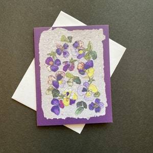Kleurrijke notitiekaart met viooltjes, blanco gevouwen wenskaart, kleurrijke paarsgele bloemenprint. Kunstkaart voor tuinman, alle gelegenheidskaart.