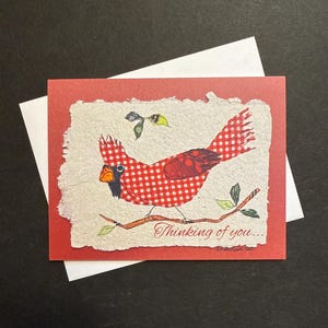 Cartão cardinal Thinking of You, impressão dobrada em branco de arte de colagem têxtil original. Cartão de felicitações caprichoso para amigos em necessidade.