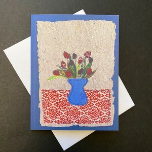 Biglietto di auguri con tulipani rossi, stampa piegata vuota di arte popolare originale. Buono regalo per giardiniere, biglietto di auguri per tutte le occasioni, biglietto per amanti dei fiori.
