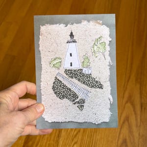 Phare d'Ocracoke Island, Caroline du Nord. Impression de carte postale 5 x 7 du monument emblématique des Outer Banks basée sur l'art original de techniques mixtes. Pour les amoureux de la plage.