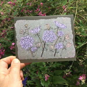 Kanten notitiekaart van Queen Anne. Blanco gevouwen wenskaart met witte kanten print van wilde bloemen van de nazomer. Kunstkaart voor tuinman, alle gelegenheidskaart.