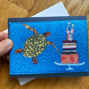 60.Geburtstagskarte, lustige Meeresschildkröte mit Kuchenkarte und Nachricht. Klappkarte gedruckt von original Mixed Media Kunst. Karte für Strandliebhaber.