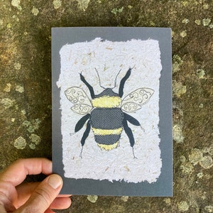 Carte postale floue d'abeille, impression 5 x 7 d'art original de techniques mixtes, carte de pollinisateurs amusante pour les apiculteurs, carte pour ruchers, amoureux de la nature, jardiniers.