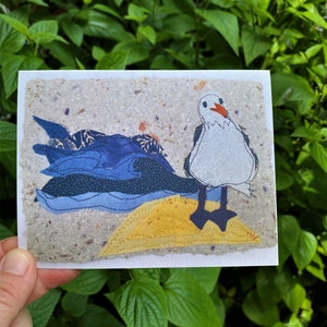 Notitiekaart zeemeeuw. Gevouwen blanco kaart, afdruk van grillige originele mixed-mediakunst. Zeevogelkaart voor strandliefhebber, vogelaar. Alle gelegenheidskaart.