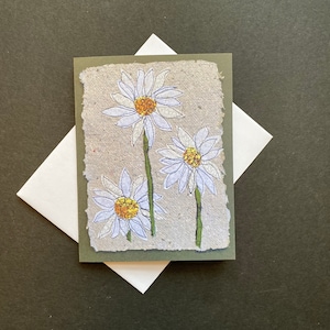 Carte pour notes de marguerites, carte de voeux pliée vierge, impression de joyeuse fleur de printemps blanche ensoleillée. Carte pour jardinier, carte pour toutes les occasions.
