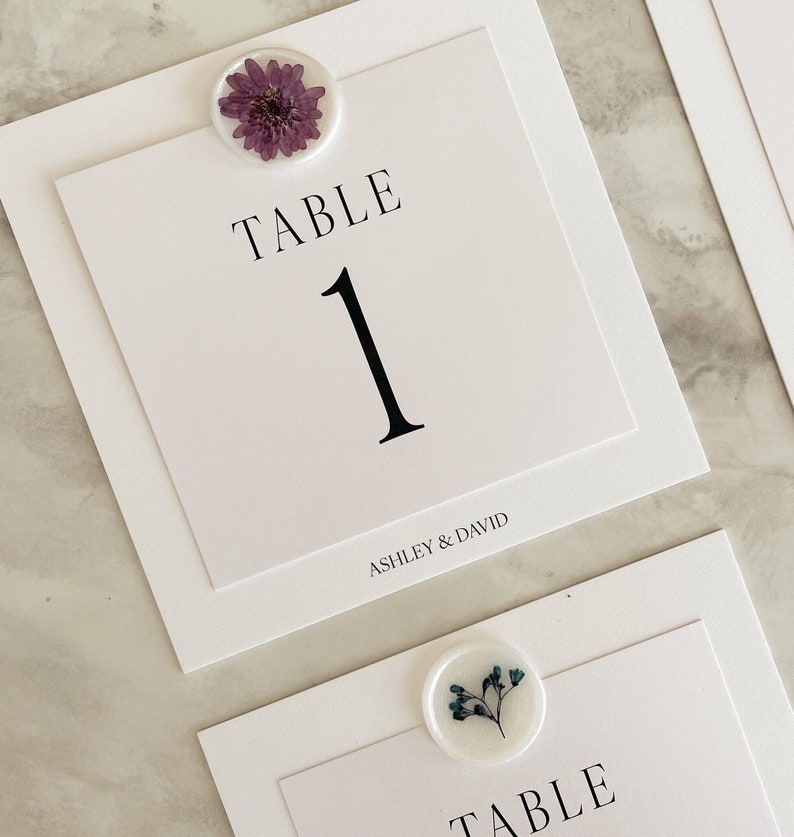 Números de mesa con sellos de cera de flores secas: decoración personalizada para eventos