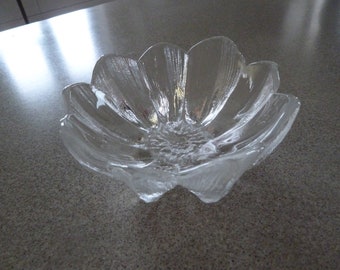 Vintage Kosta Boda  crystal GLASS BOWL 'Water Lily' Mats Jonasson design c. 1960