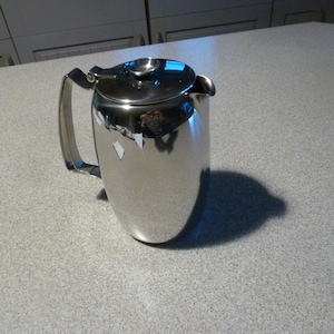 OLLA PARA AGUA Old Hall Connaught de 1,5 pintas/852 ml, acero inoxidable brillante, c. 1970.