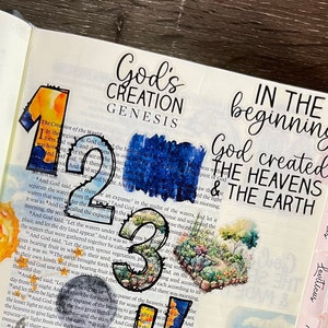 K&ouml;nnte beinhalten: Nahaufnahme einer Bibelseite mit handschriftlichen Notizen und bunten Aquarell-Illustrationen. Die Seite zeigt den Text "Am Anfang schuf Gott Himmel und Erde" und die Worte "Gottes Sch&ouml;pfung Genesis".