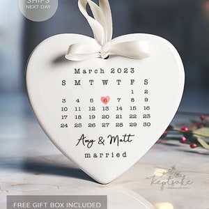 Ornement de mariage, Cadeau de mariage, Ornement de date de mariage, Calendrier coeur, Cadeau d'anniversaire, Premier Noël, Cadeau de jeunes mariés, Cadeau de mariage