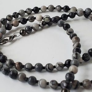 Natürliches Netzwerk Achat Stein Maskenhalter oder Brillenkette - Geringes Gewicht! - Weißes, graues und schwarzes Perlen-Lanyard für Gesichtsmasken oder Brillen