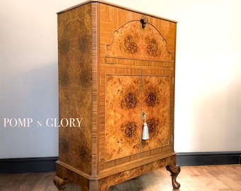 Mueble bar de cóctel Art Déco vintage a medida en madera de nogal con vetas / Interior con espejos