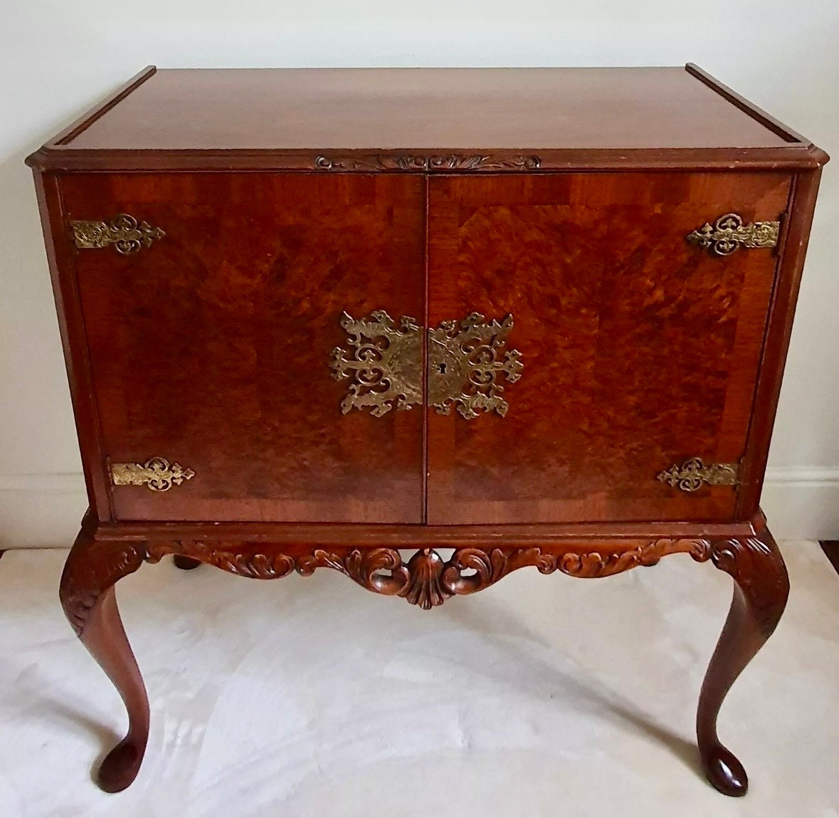 Queen anne drinks cabinet discount