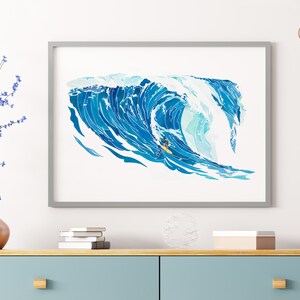 Może przedstawiać: Ilustracja w ramie przedstawiająca dużą niebieską falę rozbijającą się z surferem jadącym na fali. Fala jest przedstawiona w stylizowanym, geometrycznym wzorze.