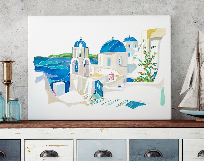 K&ouml;nnte beinhalten: Ein Aquarellbild eines wei&szlig;en Geb&auml;udes mit blauen Kuppeln und einem Glockenturm, vor dem Hintergrund eines blauen Meeres und eines gr&uuml;nen H&uuml;gels. Das Geb&auml;ude ist von wei&szlig;en Mauern und einem gepflasterten Weg umgeben.