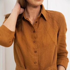 Klänning i 100 % linne med handbroderi, linneklänning med skjortkrage/ 1281