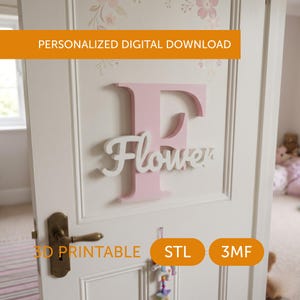 Op de afbeelding: Een lichtroze hoofdletter F met de witte cursieve tekst Flower eroverheen geplaatst. Het item is een gepersonaliseerde digitale download, 3D-printbaar, STL- en 3MF-bestand. De letter is bevestigd op een witte deur met een koperen deurklink.